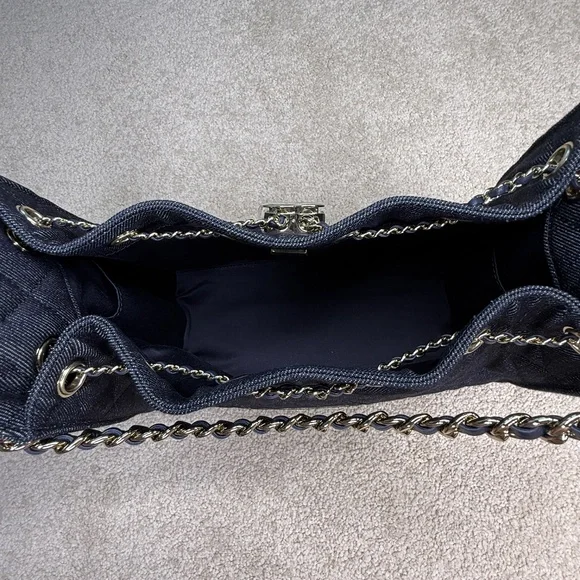 New Matthieu Blazy Chanel - 1st New Collection Launch - Chanel 25 Dark Denim SM - Picture 8 of 9